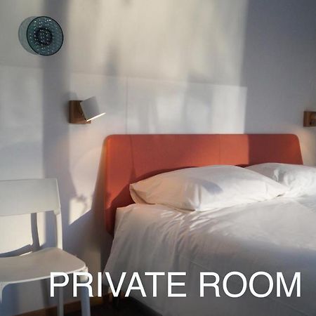 Room With A Few Amsterdam Extérieur photo
