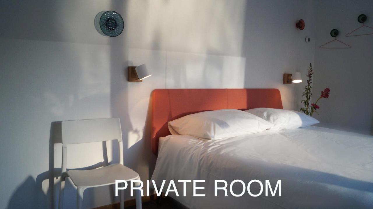 Room With A Few Amsterdam Extérieur photo