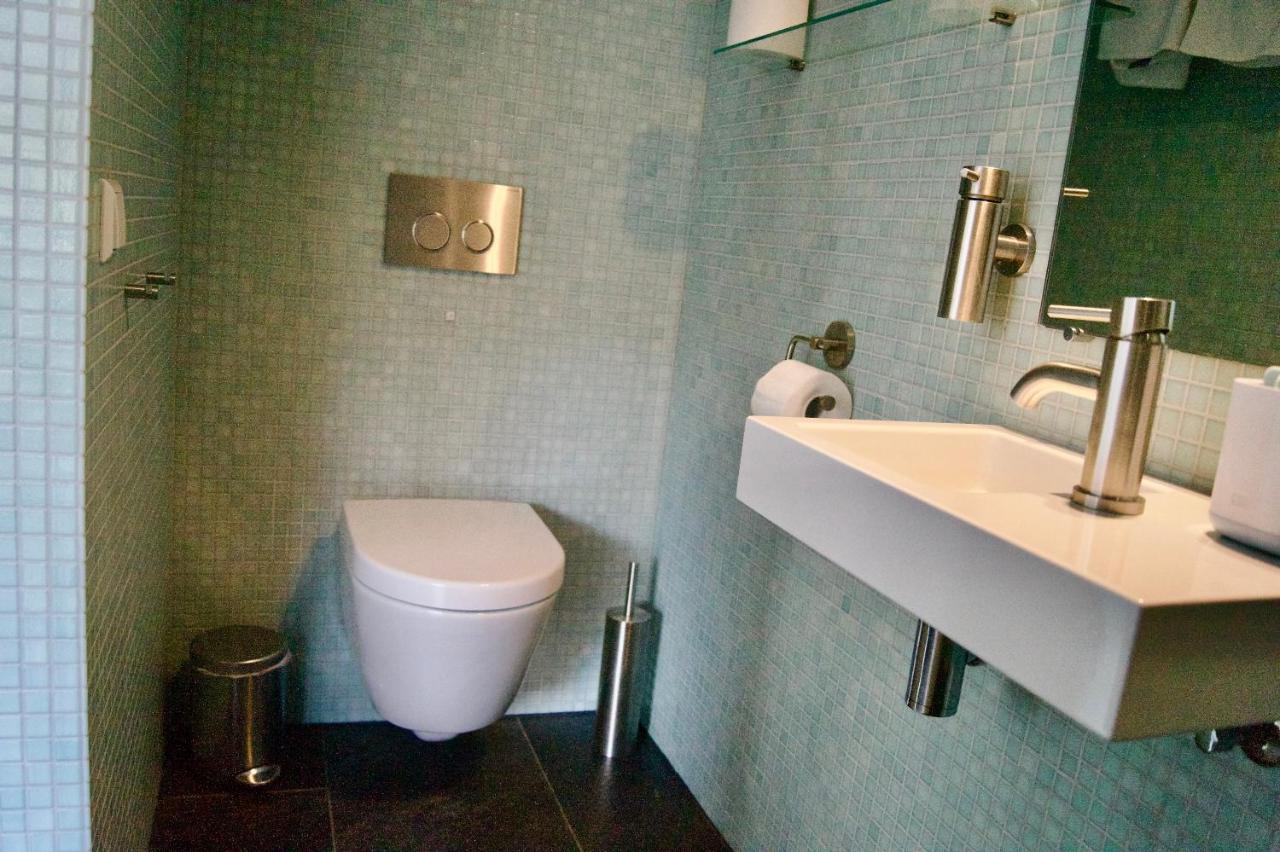 Room With A Few Amsterdam Extérieur photo