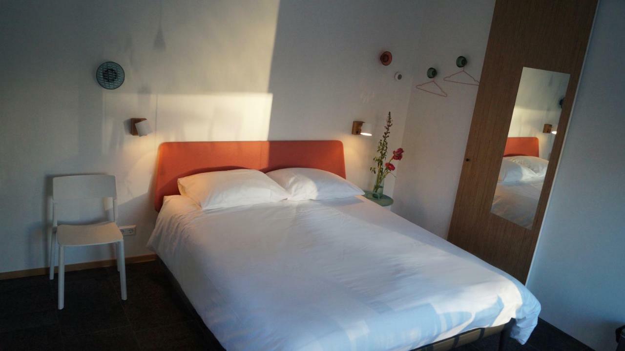 Room With A Few Amsterdam Extérieur photo